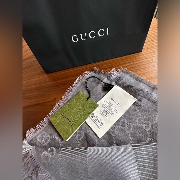 SOLD Authentic Gucci Grey & Pearl Big Square Scarf Limited Edition From Italy - Picture 5 of 7